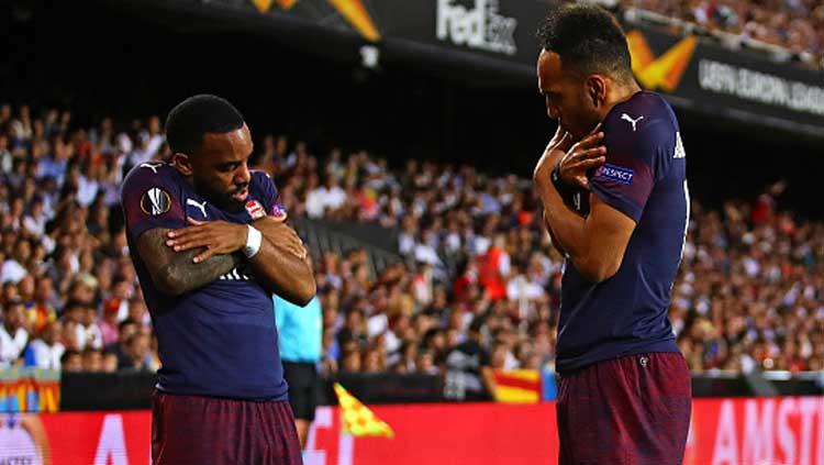 Selebrasi dari 2 striker Arsenal, Alexandre Lacazette (kiri) dan Pierre-Emerick Aubameyang saat unggul atas Valencia. Copyright: Chris Brunskill/Fantasista/GettyImages