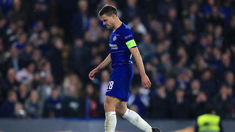 Ekspresi kecewa bek kanan sekaligus kapten Chelsea, Cesar Azpilicueta setelah eksekusi penaltinya ke gawang Frankfurt tak berhasil menjadi gol.