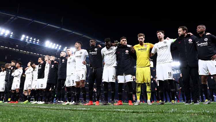 Para pemain Eintracht Frankfurt memberikan ucapan terima kasih kepada para pendukungnya yang jauh-jauh datang dari Jerman ke Inggris untuk mendukung mereka
