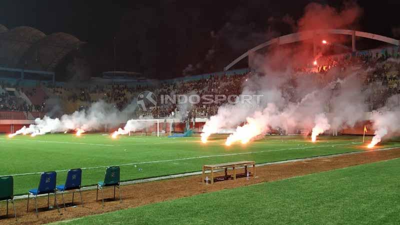Kekecewaan suporter PSS setelah kalah 0-2 dari Persipura Jayapura. Foto: Ivan Reinhard/INDOSPORT
