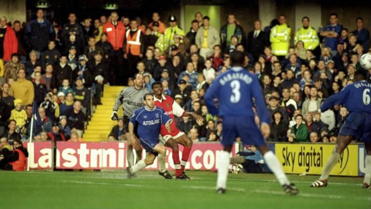 Kanu mencetak gol ke gawang Chelsea