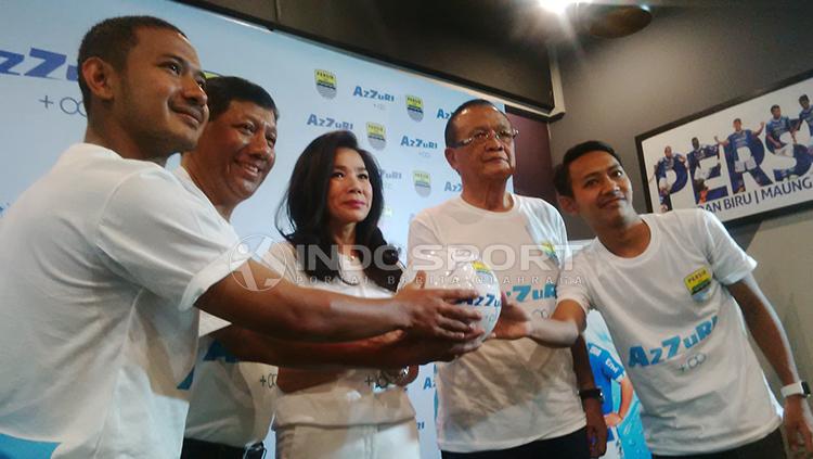 Manajemen PT Persib Bandung Bermartabat (PBB) memperkenalkan Azzuri sebagai sponsor anyar Persib di musim 2019 di 1933 Dapur & Kopi, Jalan Sulanjana, Kota Bandung, Jumat (10/05/19). Copyright: Arif Rahman/INDOSPORT