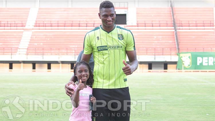 Amido Balde bersama anaknya Copyright: Fitra Herdian/INDOSPORT