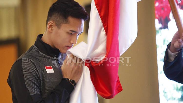 Prosesi mencium bendera Merah Putih oleh kontingen Indonesia pada acara Pelepasan Tim Piala Sudirman 2019 di Hotel Atlet Century, Jakarta, Sabtu (10/05/19). Copyright: Herry Ibrahim/INDOSPORT
