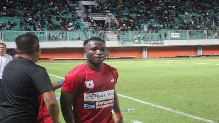 Gelandang anyar Persipura Jayapura, Ibrahim Conteh, memutuskan untuk tetap berada di Papua selama libur lebaran.