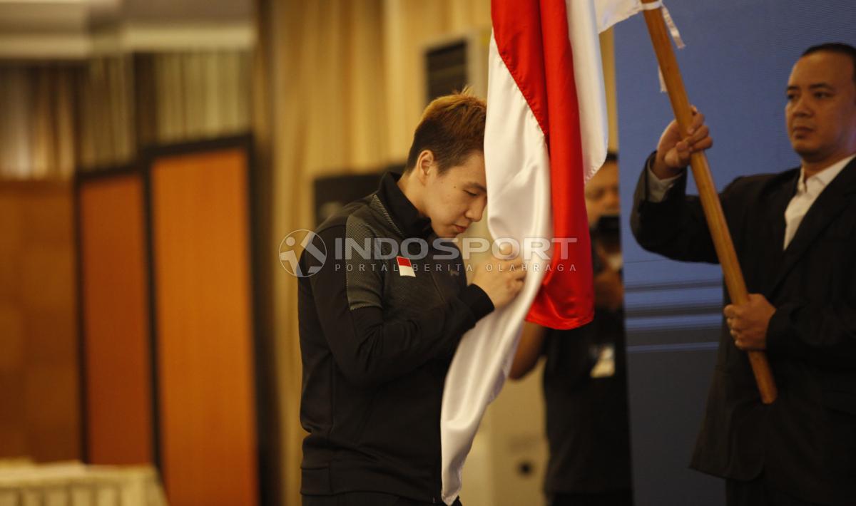 Pebulutangkis putra, Marcus Fernaldi Gideon melakukan prosesi mencium bendera Merah Putih pada acara pelepasan tim Piala Sudirman Indonesia di Hotel Atlet Century, Jakarta, Sabtu (11/05/19). Foto: Herry Ibrahim/INDOSPORT