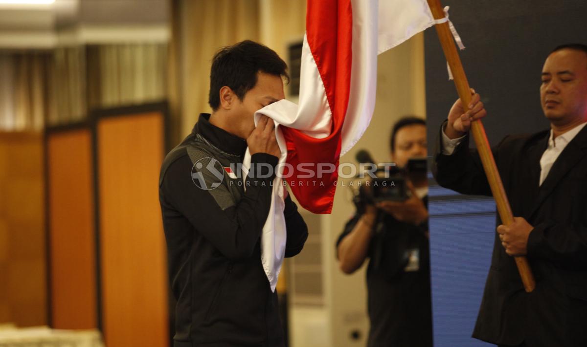 Pebulutangkis putra, Mohammad Ahsan melakukan prosesi mencium bendera Merah Putih pada acara pelepasan tim Piala Sudirman Indonesia di Hotel Atlet Century, Jakarta, Sabtu (10/05/19). Foto: Herry Ibrahim/INDOSPORT