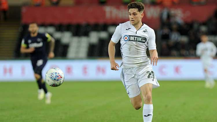 Daniel James tengah mengontrol bola saat melawan Derby County di Liberty Stadium (01/05/19). Athena Pictures/Getty Images.