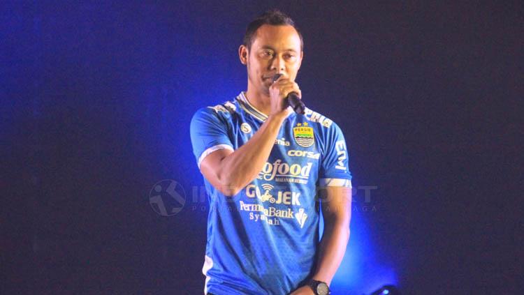 Mantan kapten tim Persib Bandung, Atep, mengikuti vaksinasi covid-19 tahap pertama di Pendopo Kabupaten Cianjur, Kamis (28/01/21).