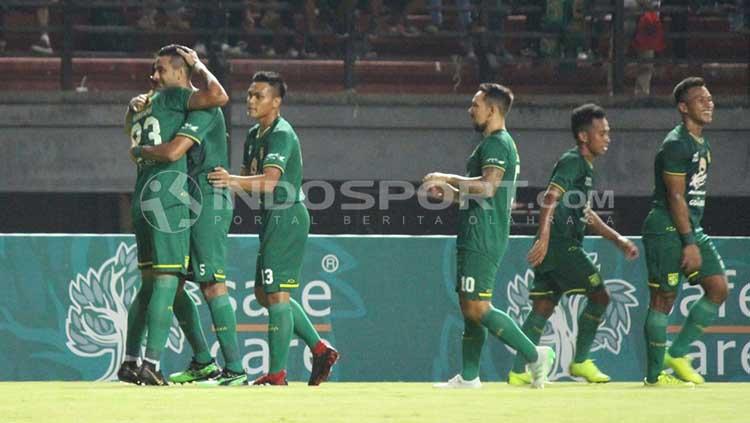 Selebrasi para pemain Persebaya usai cetak gol ke gawang Persela di laga uji coba. Copyright: Fitra Herdian/INDOSPORT