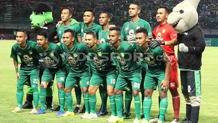 Skuat Persebaya berfoto sebelum melawan Persela di Stadion GBT.