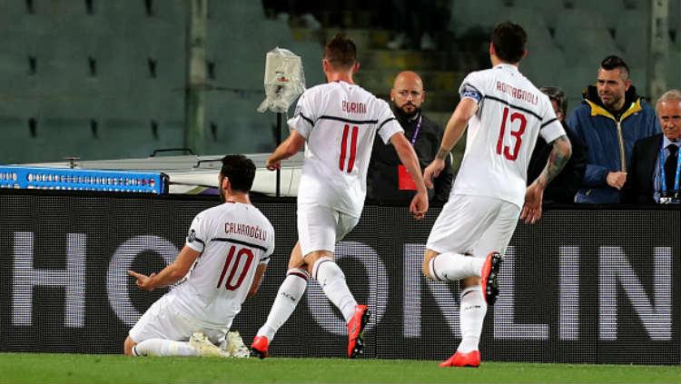 Selebrasi para pemain AC Milan usai cetak gol ke gawang Fiorentina. Copyright: Getty Images/Gabriele Maltinti