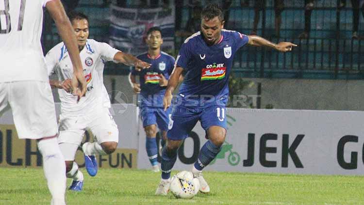 Penyerang PSIS Semarang, Aldaier Makatindu bersiap melepas tendangan saat melawan Arema FC dalam uji coba di Stadion Moch Soebroto, Magelang, Sabtu (11/05/19)