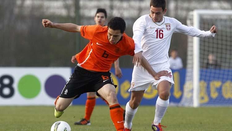 Thom Haye saat melawan timnas Serbia Copyright: UEFA.com