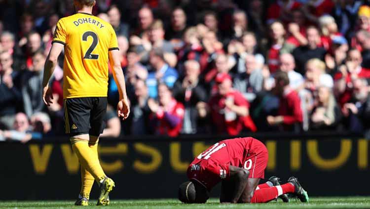 Sadio Mane melakukan sujud syukur usai mencetak gol ke gawang Wolves pada menit ke-17
