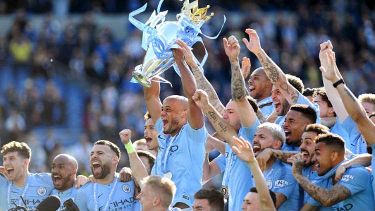 Selebrasi para pemain Manchester City usai meraih gelar juara Premier League. Copyright: Shaun Botterill/Getty Images