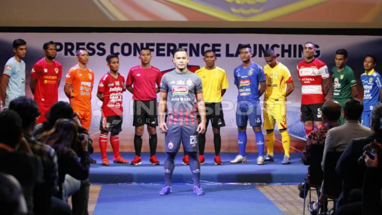 Andritany Ardhiyasa memeragakan jersey Persija Jakarta untuk Liga 1 2019. Foto: Herry Ibrahim/INDOSPORT