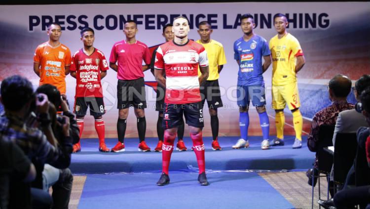 Jaimerson Xavier dengan jersey anyar Madura United di launching Liga 1 2019. Foto: Herry Ibrahim/INDOSPORT