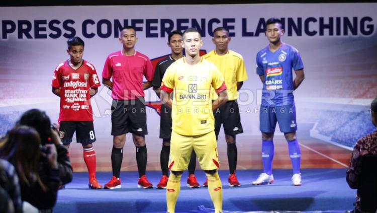 Indra Kahfi memamerkan jersey Bhayangkara FC dalam konferensi pers launching Liga 1 2019. Foto: Herry Ibrahim