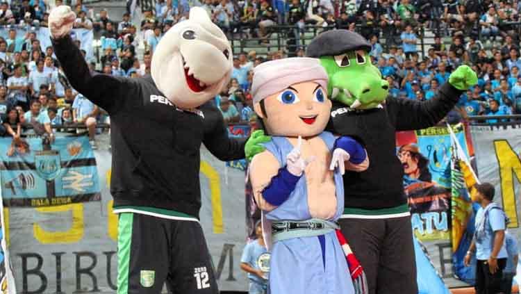 Maskot Persela Mas Karebet (tengah) diapit oleh maskot Persebaya Zoro (kiri), dan Jojo (kanan). Copyright: Instagram@specials.id35