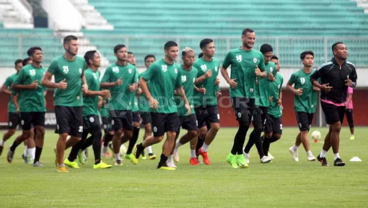 Situasi official training PSS Sleman. Ronald Seger Prabowo/INDOSPORT Copyright: Ronald Seger Prabowo/INDOSPORT