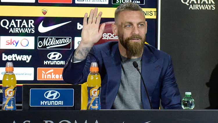 Gelandang senior AS Roma, Daniele de Rossi saat sedang diwawancara. Copyright: NurPhoto/ Getty Images