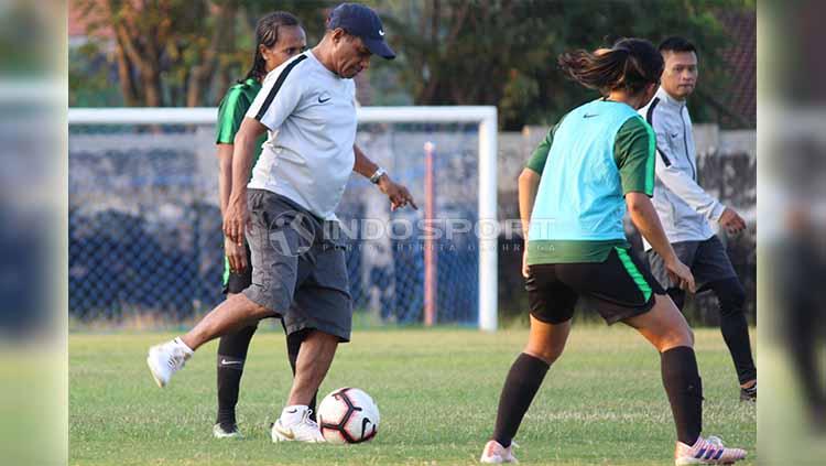 Rully Nere memberikan contoh mengoper bola kepada anak didiknya saat seleksi di Lapangan Jenggolo, Sidoarjo, Selasa (14/5/19). Foto: Fitra Herdian/INDOSPORT