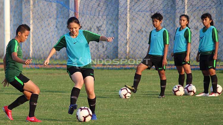 Yuliani Wijaya (memakai rompi) dari Sumsel berusaha melewati hadangan Mayang ZP dari Sumbar, Selasa (14/05/19). Foto: Fitra Herdian/INDOSPORT