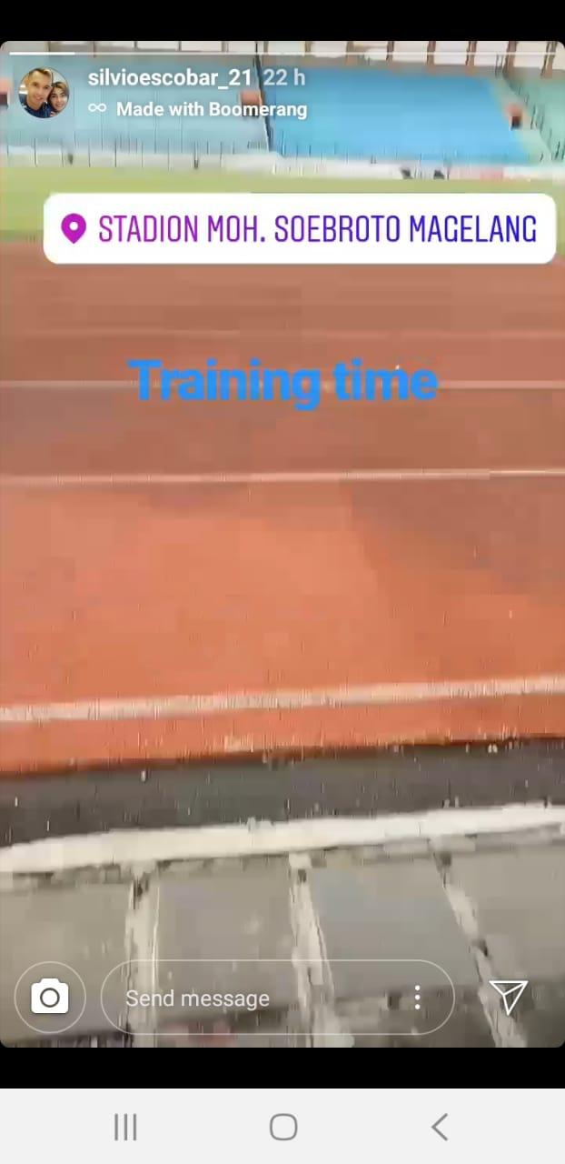 Silvio Escobar dalam Instastorynya tengah melakukan latihan di Stadion Moh. Soebroto Copyright: instagram.com/silvioescobar_21