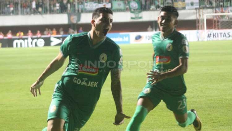 Brian Ferreira melakukan selebrasi usai cetak gol ke gawang Arema FC. Foto Ronald Seger Prabowo/INDOSPORT