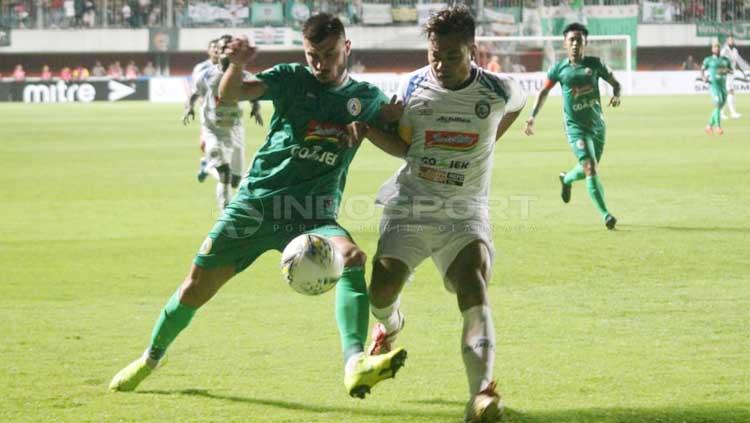 Situasi duel pertandingan PSS Sleman vs Arema FC. Ronald Seger Prabowo/INDOSPORT Copyright: Ronald Seger Prabowo/INDOSPORT