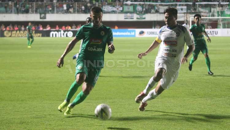 Situasi duel pertandingan PSS Sleman vs Arema FC. Ronald Seger Prabowo/INDOSPORT