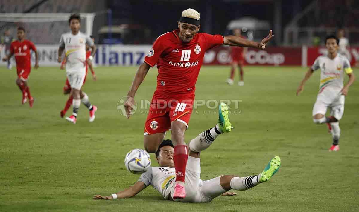 Pemain Shan United berusaha menjegal Bruno Matos. Foto Herry Ibrahim/INDOSPORT