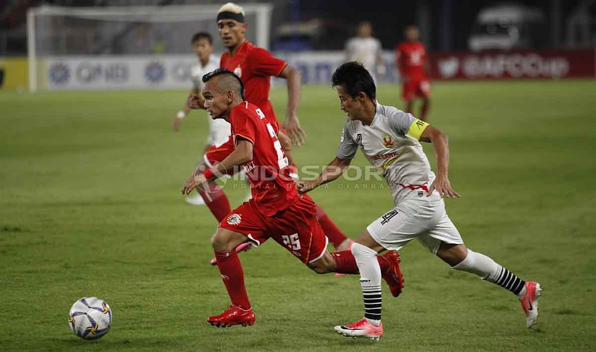 Riko Simanjuntak duel dengan pemain Shan United. Foto Herry Ibrahim/INDOSPORT Copyright: Herry Ibrahim/INDOSPORT