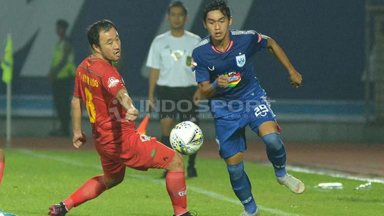 Gelandang Kalteng Putra, Yu Hyun Koo (kiri) menjaga pergerakan winger PSIS, Septian David Maulana dalam pekan pertama Shoope Liga 1 di Stadion Moch Soebroto, Kota Magelang, Kamis (16/05/19) malam.