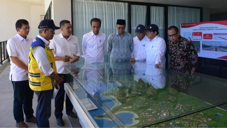 Presiden Jokowi mengecek persiapan Sirkuit Mandalika untuk MotoGP. - INDOSPORT