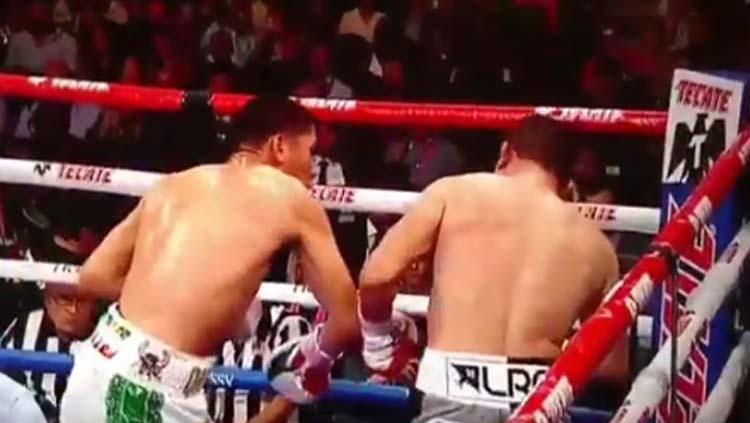 Pukulan dari Vergil Ortiz (kiri) langsung membuat lawannya, Mauricio Herrera terkapar.jpg - INDOSPORT