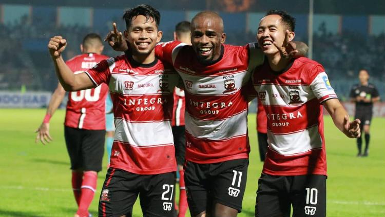 Greg Nwokolo merayakan kemenangan Madura United bersama Andik Vermansah dan Slamet Nurcahyono di Liga 1 2019, Jumat