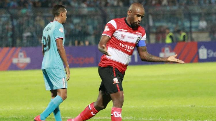 Greg Nwokolo merayakan gol ke gawang Persela Lamongan di Liga 1 2019, Jumat (17/5/19) malam WIB. - INDOSPORT