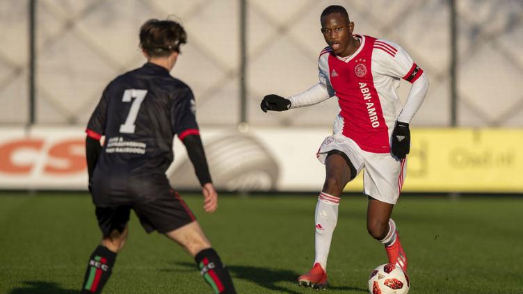 Pemain muda Ajax Amsterdam bernama Jawa, Neraysho Kasanwirjo.