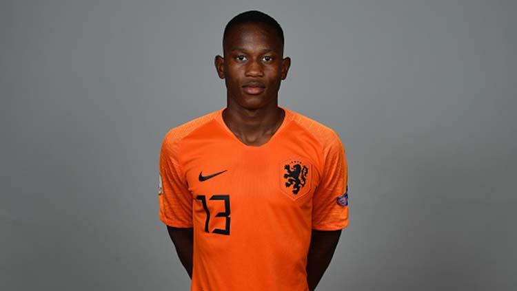 Bek muda Belanda keturunan Indonesia, Neraysho Kasanwirjo.