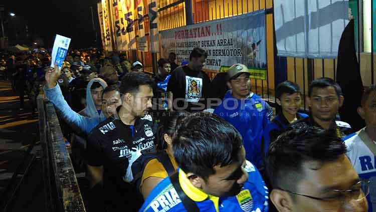 Bobotoh antre di pintu masuk Barat I Stadion ‎Si Jalak Harupat, Kabupaten Bandung, Sabtu (18/05/2019). - INDOSPORT