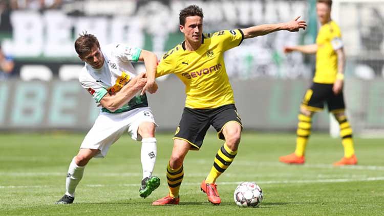 Jonas Hofmann melakukan pelangggaran terhadap Thomas Delaney di stadion Borussia-Park. Lars Baron/Bongarts/Getty Images