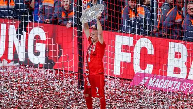 Franck Ribery mengangkat trofi Bundesliga Jerman terakhirnya di musim 2018-19 ini