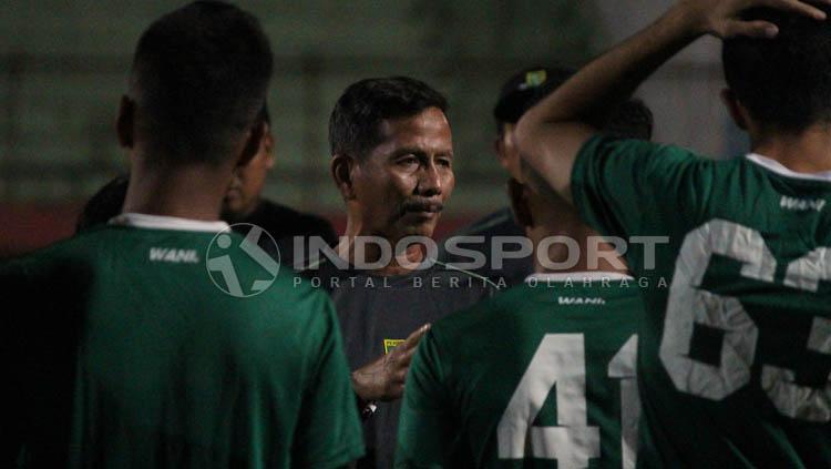 Djadjang Nurdjaman saat memimpin latihan Persebaya Surabaya di Stadion Gelora Delta, Sidoarjo. Sabtu (18/5/19). - INDOSPORT