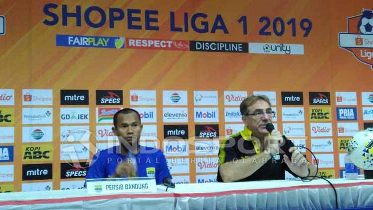 Pelatih Persib Bandung, Robert Rene Alberts (kanan) ditemani pemainnya Supardi Nasir seusai pertandingan menghadapi Persipura di Stadion Si Jalak Harupat, Kabupaten Bandung, Sabtu (18/05/2019). - INDOSPORT