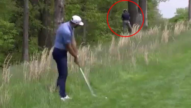 Jon Rahm buang air kecil di balik pohon.