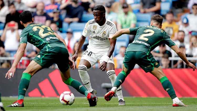 Vinicius Junior (tengah) di antara penjagaan dua pemain Real Betis.