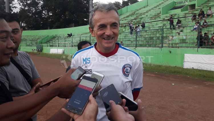 Pelatih Arema FC, Milomir Seslija memberikan keterangan kepada awak media usai memimpin sesi latihan.