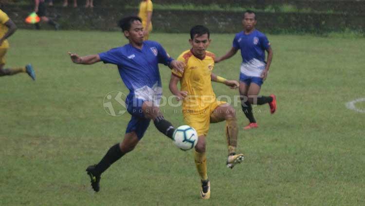 Pemain Persebi Boyolali (biru) berebut bola dengan pemain Sriwijaya FC dalam uji coba beberapa waktu silam. Persebi jadi salah satu peserta Liga 3 Jateng 2019. Ronald Seger Prabowo/INDOSPORT.